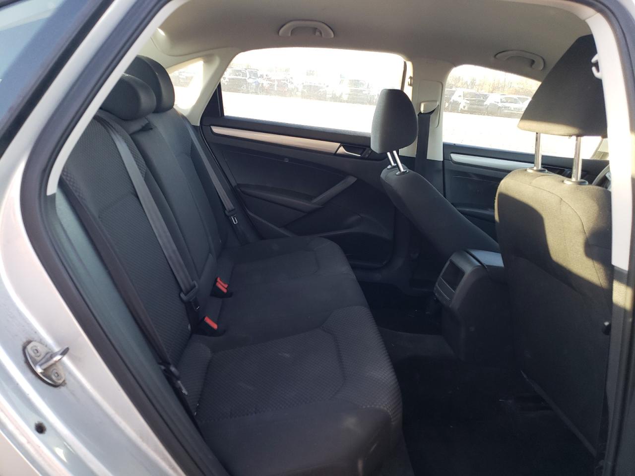 2015 Volkswagen Passat - Image 10