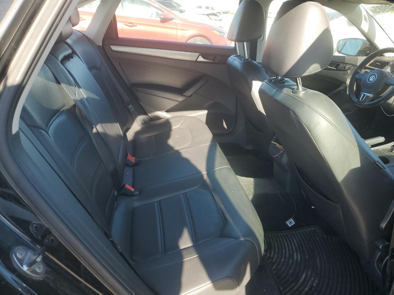 2014 Volkswagen Passat - Image 10