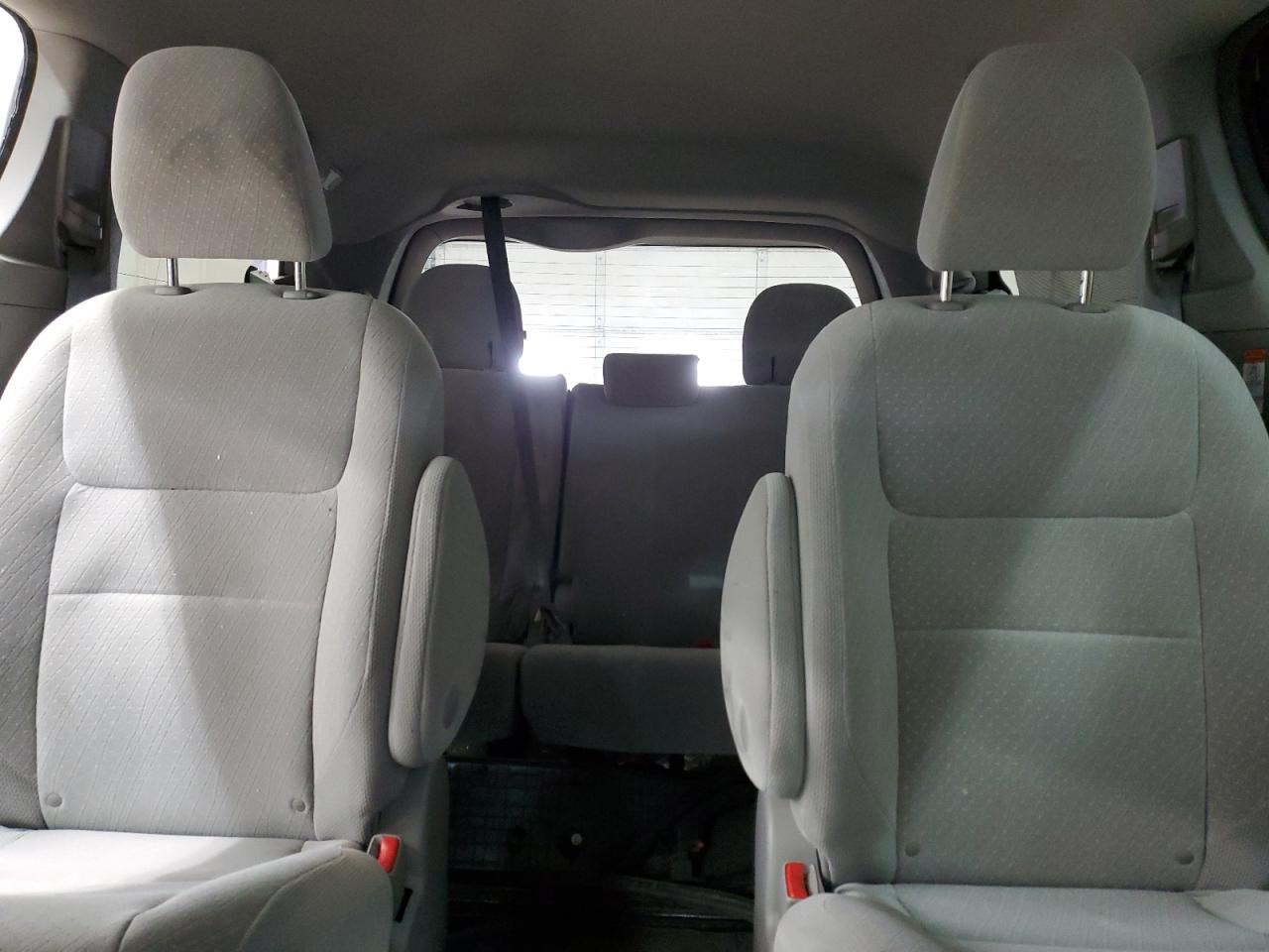 2017 Toyota Sienna - Image 10