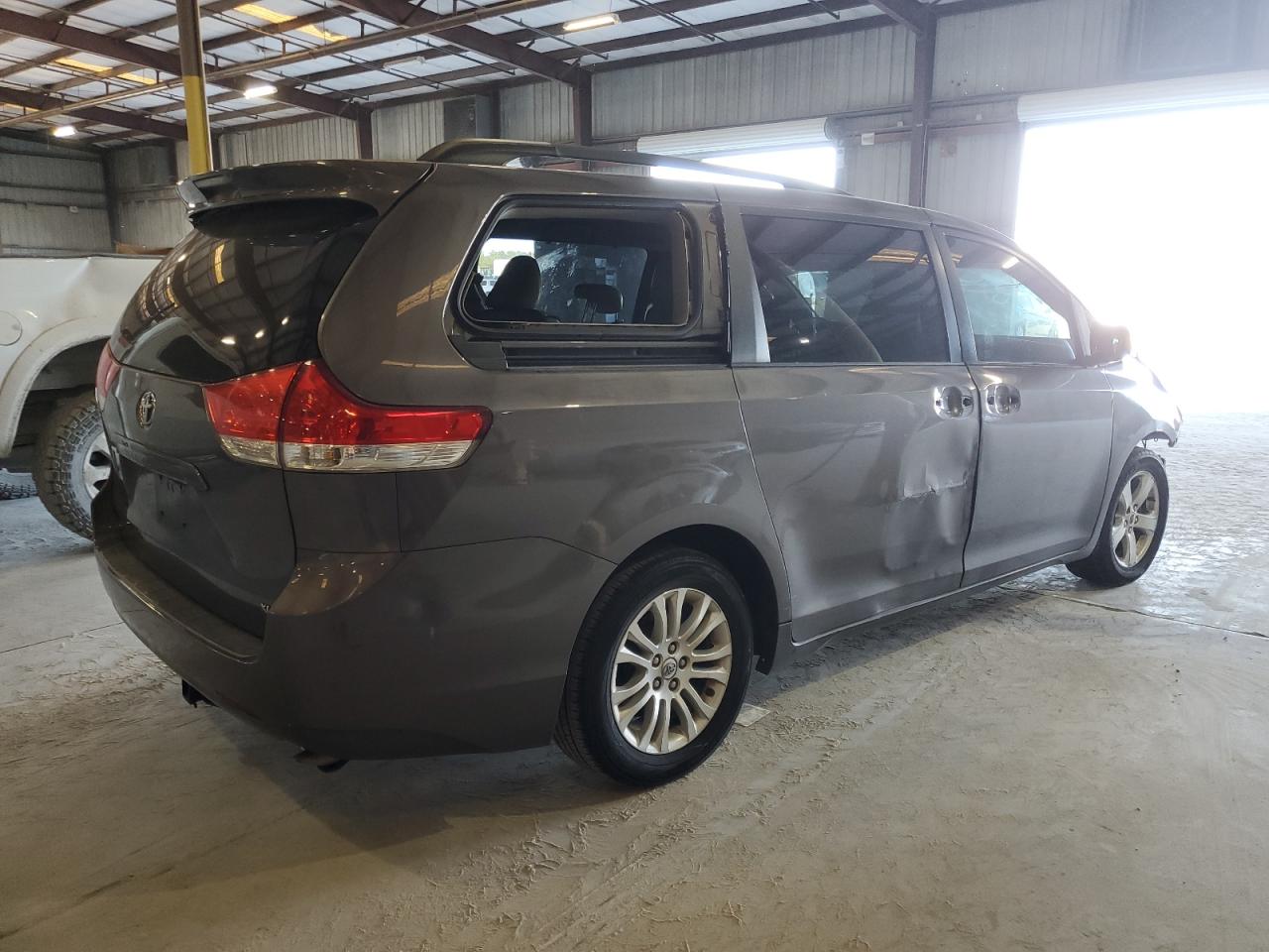 2012 Toyota Sienna - Image 3
