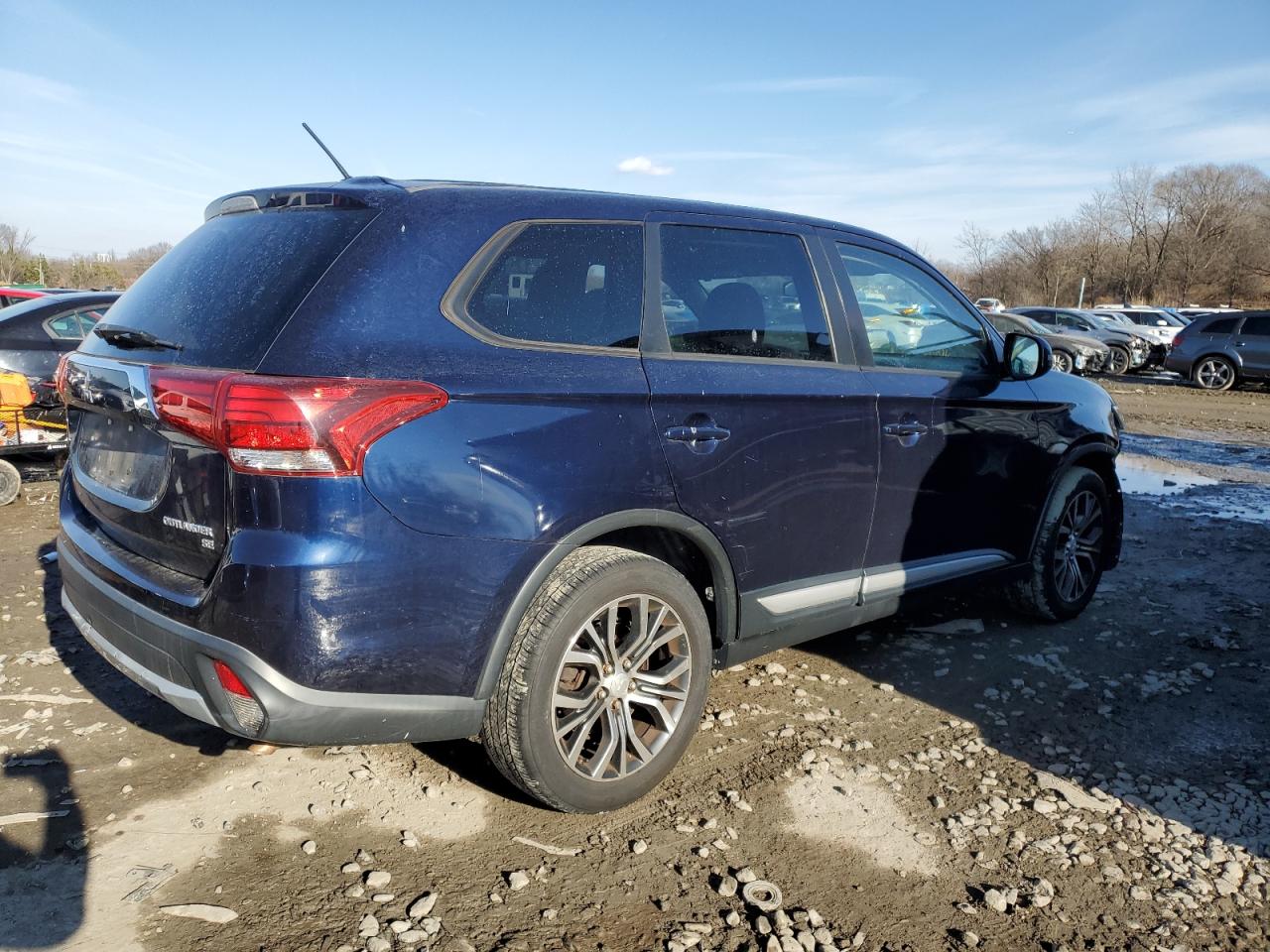 2016 Mitsubishi Outlander - Image 3