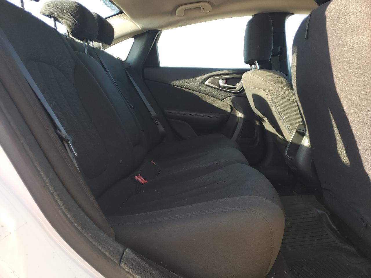 2016 Chrysler 200 - Image 10