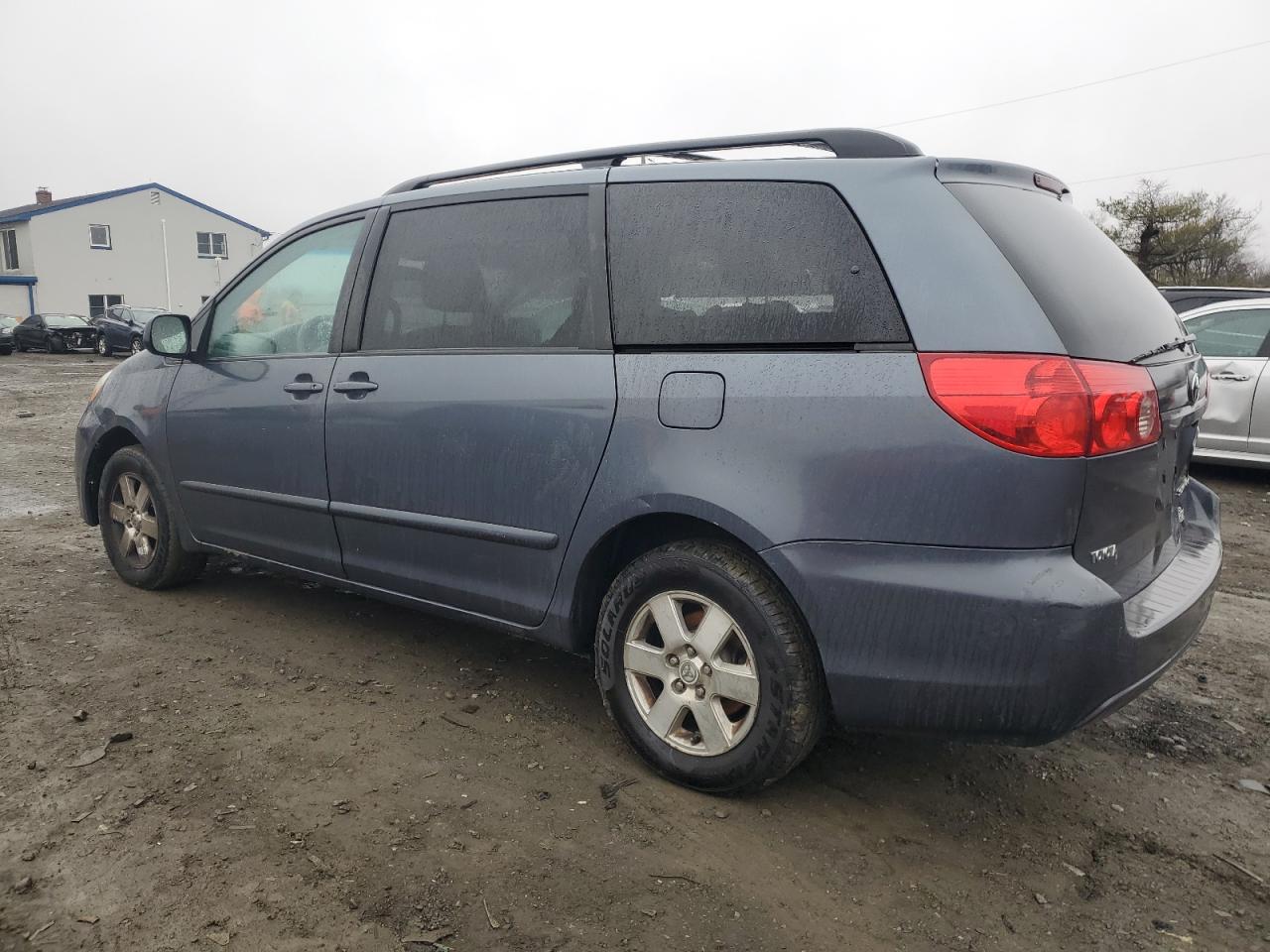 2009 Toyota Sienna - Image 2