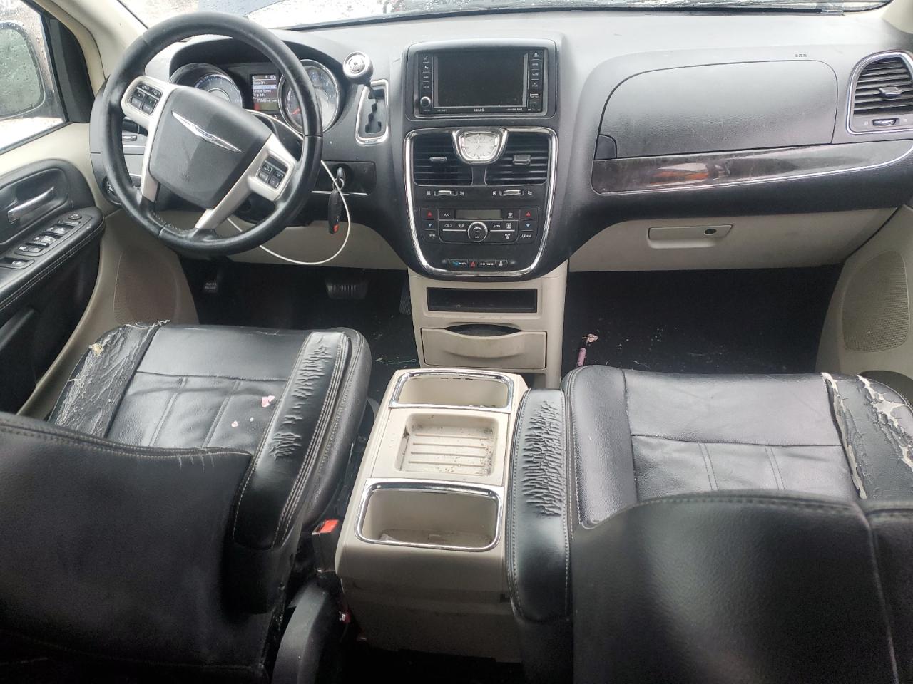 2014 Chrysler Town & Country - Image 8