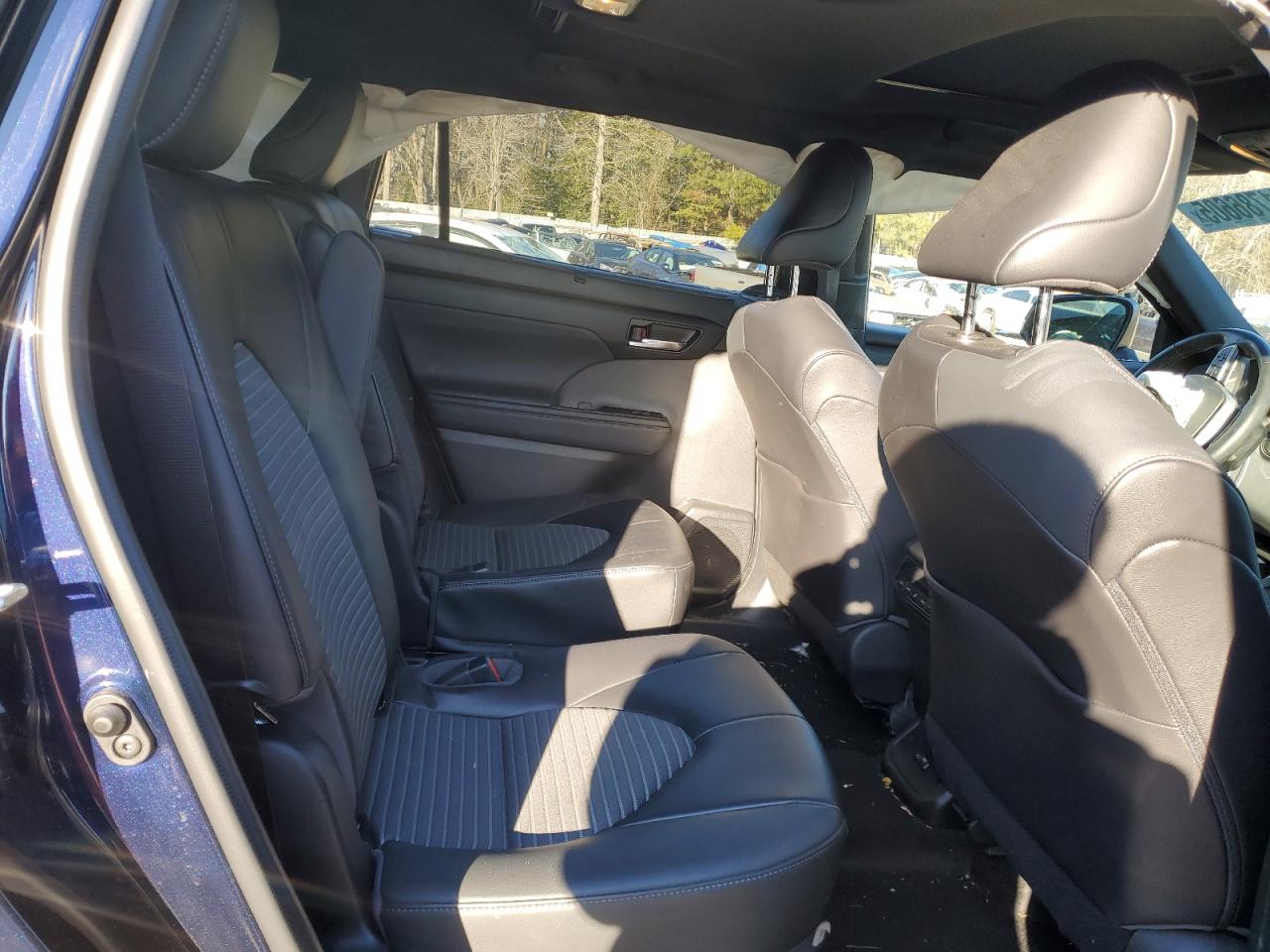 2022 Toyota Highlander - Image 11