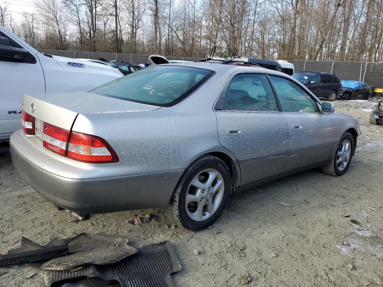 2001 Lexus ES - Image 3
