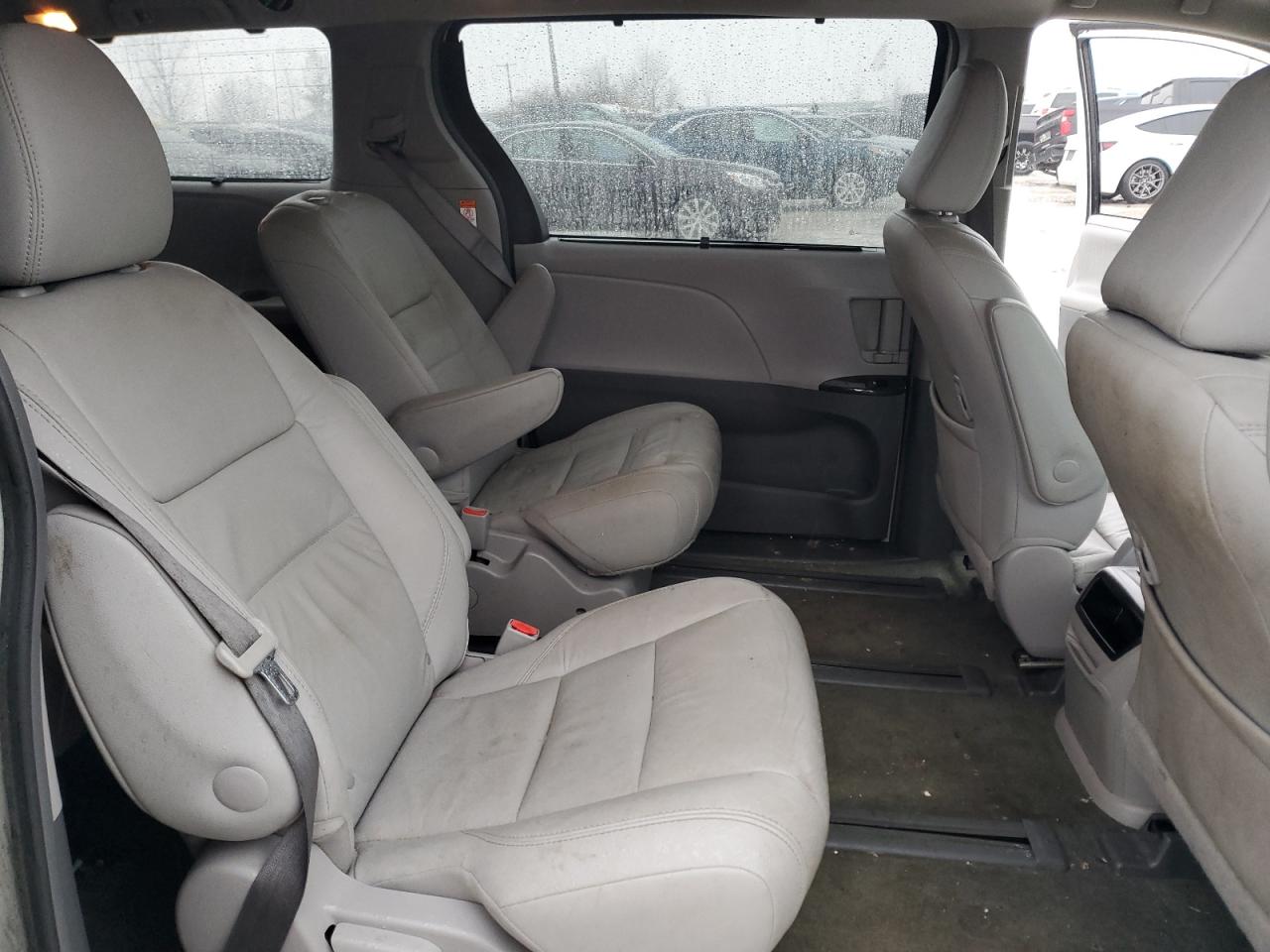 2017 Toyota Sienna - Image 11