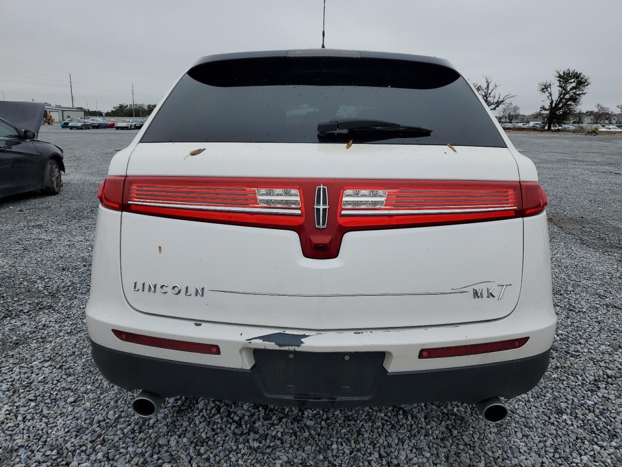 2011 Lincoln MKT - Image 6