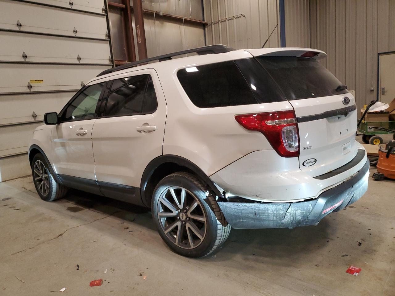 2015 Ford Explorer - Image 2