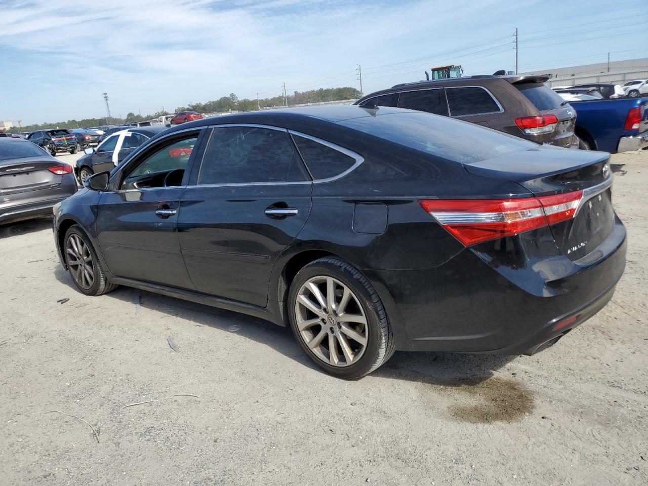 2015 Toyota Avalon - Image 2