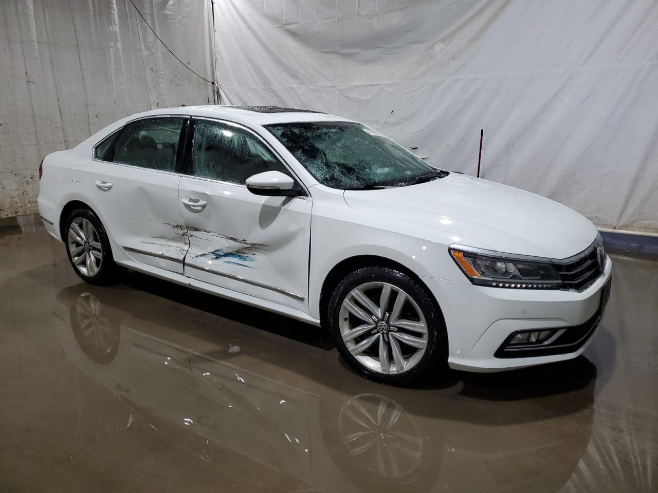 2017 Volkswagen Passat - Image 4