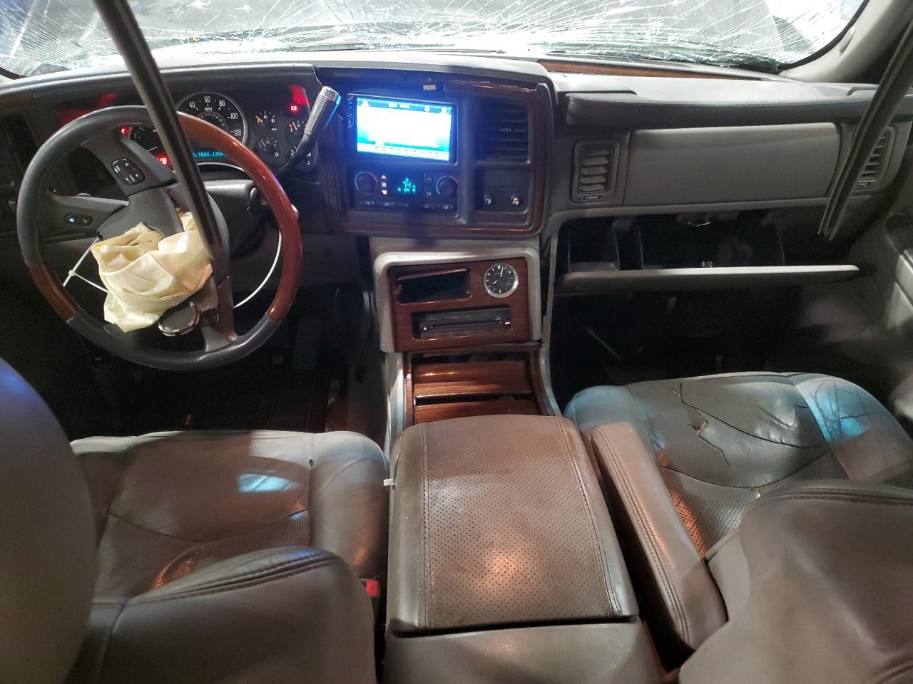 2004 Cadillac Escalade - Image 8