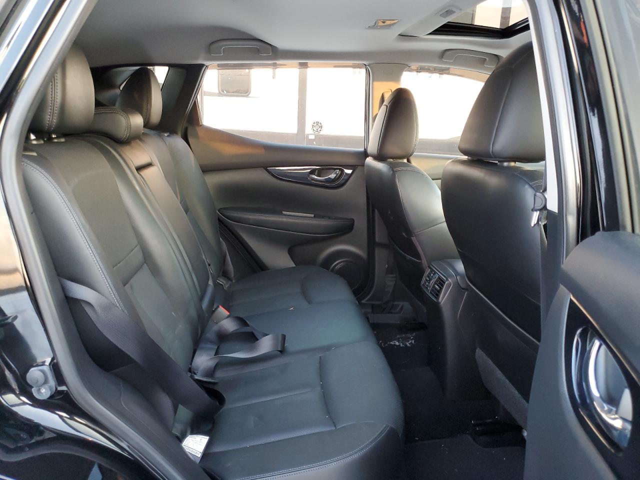 2018 Nissan Rogue - Image 11