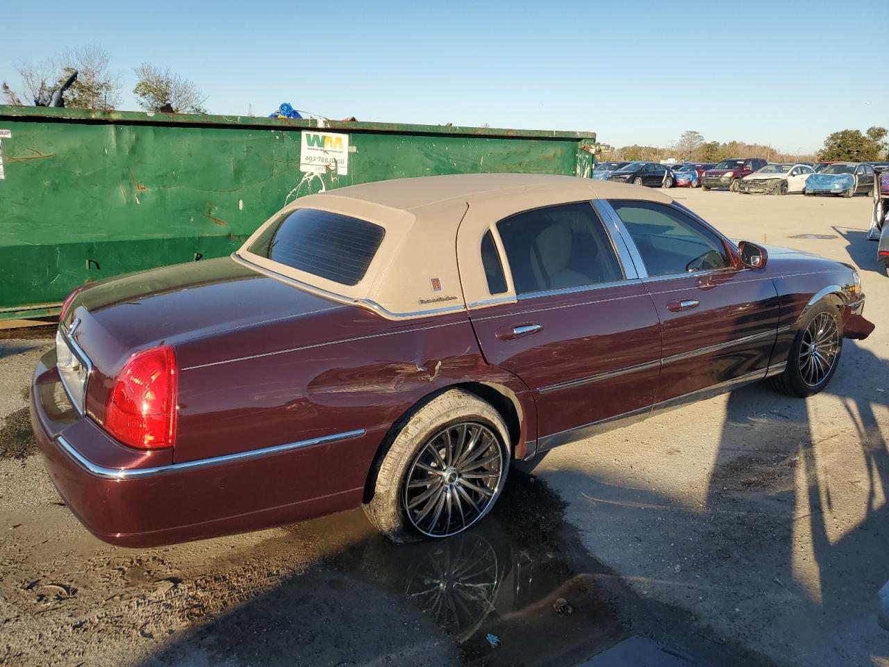 2011 Lincoln Town Car - Image 3