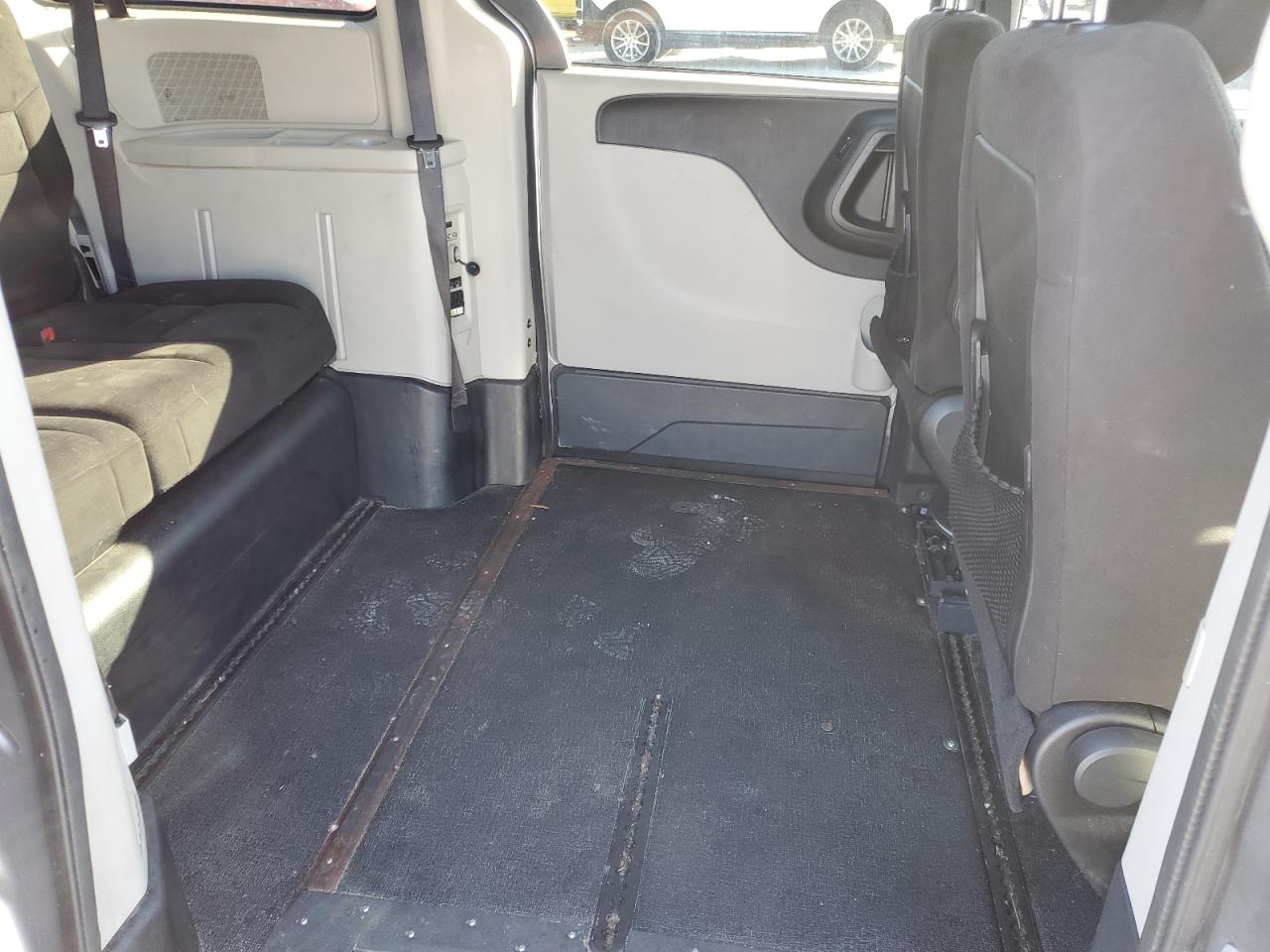 2015 Dodge Caravan - Image 12