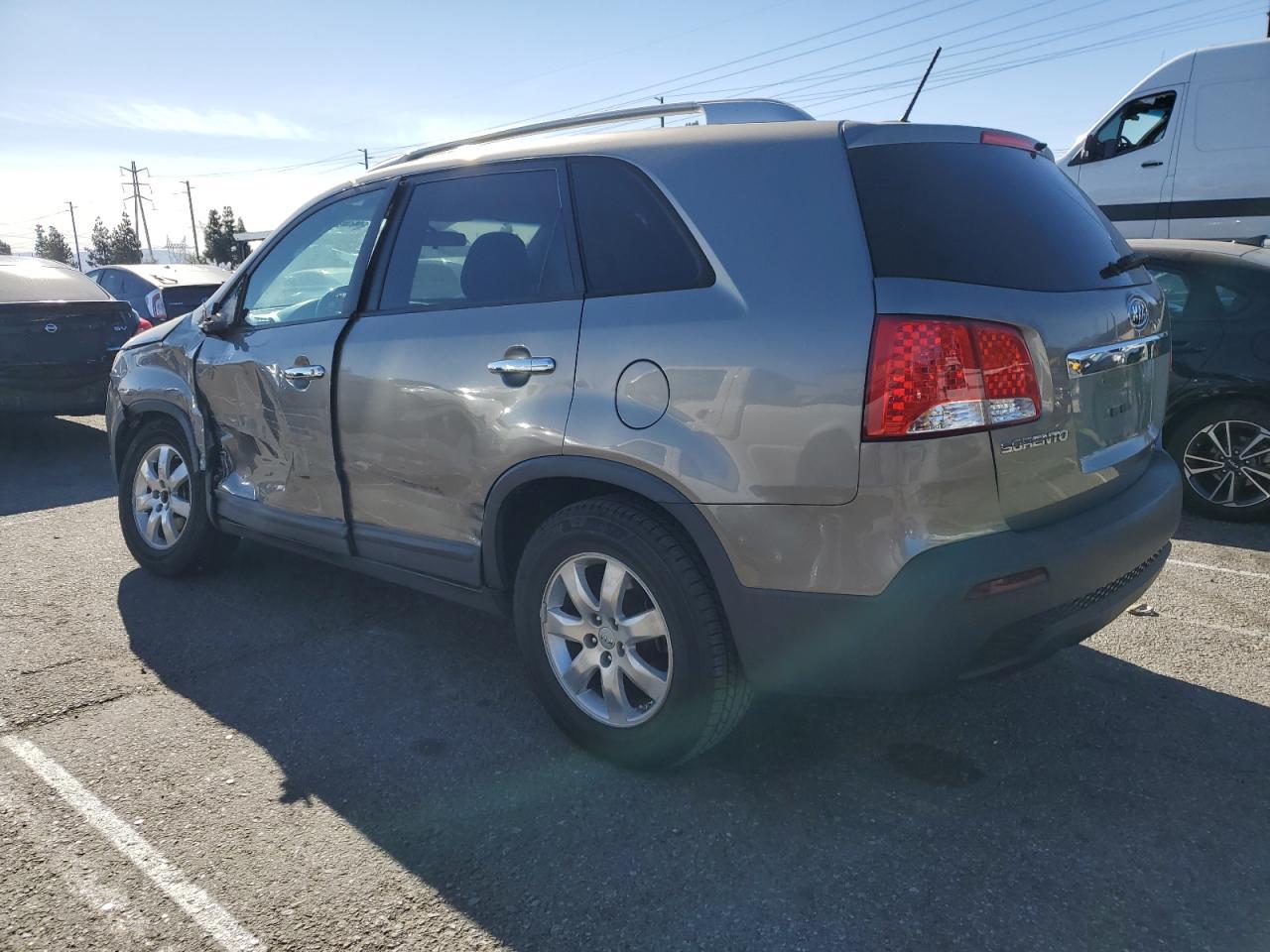 VIN 5XYKT4A29DG420993 2013 KIA SORENTO no.2