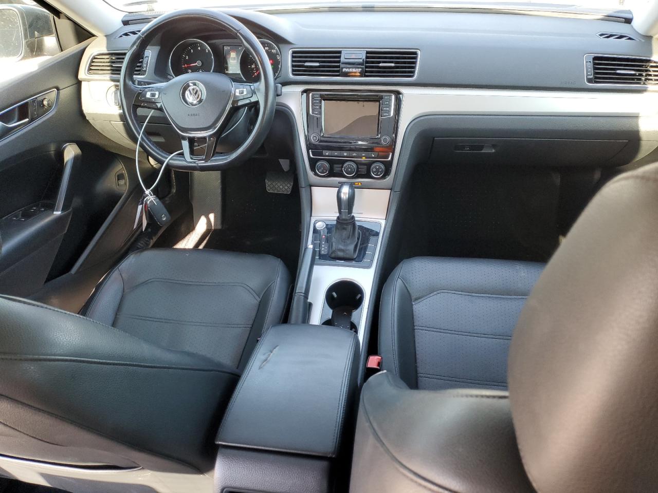2019 Volkswagen Passat - Image 8