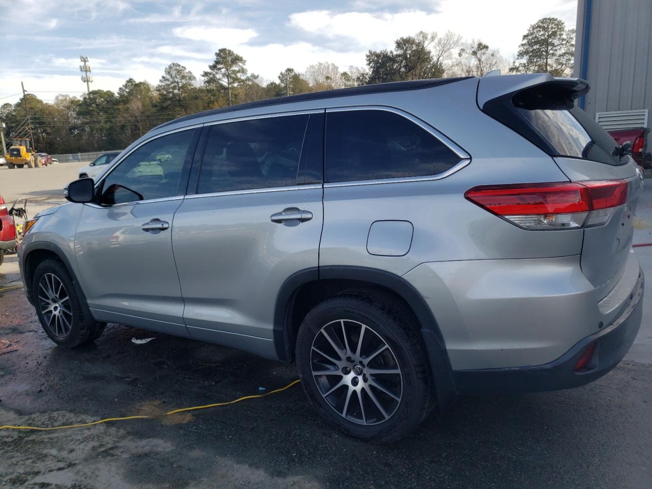 2017 Toyota Highlander - Image 2
