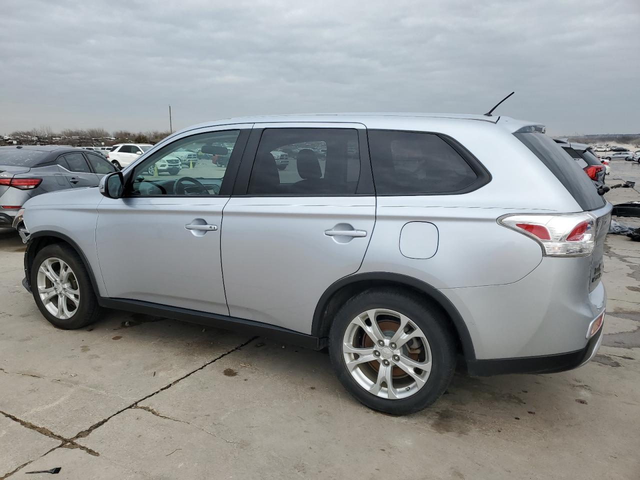 2015 Mitsubishi Outlander - Image 2