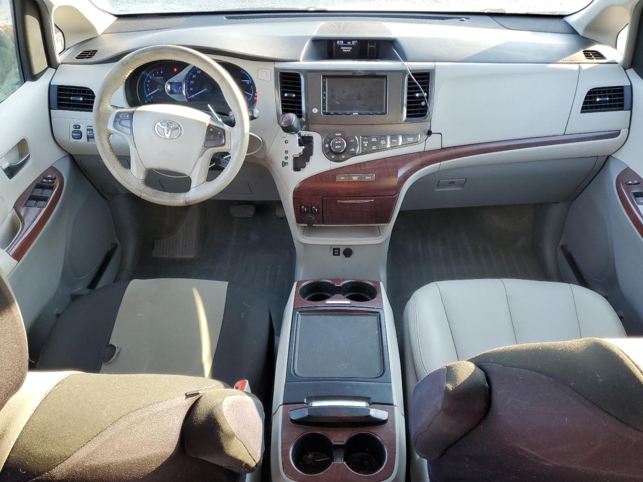 2012 Toyota Sienna - Image 8