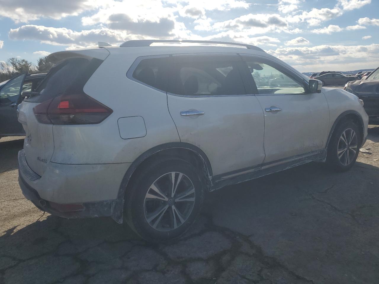2018 Nissan Rogue - Image 3