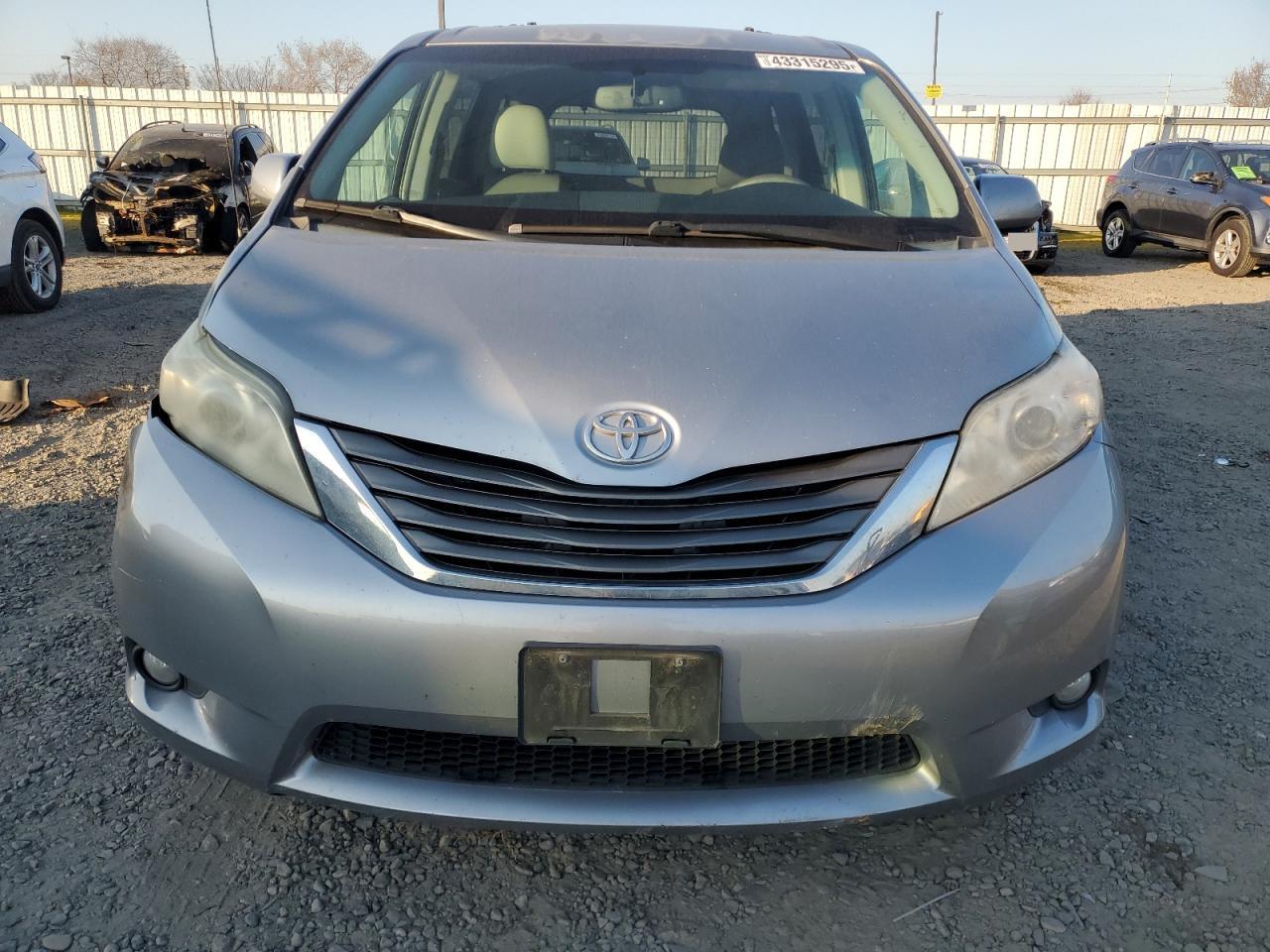 2012 Toyota Sienna - Image 5