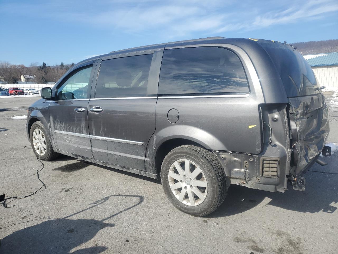 2016 Chrysler Town & Country - Image 2