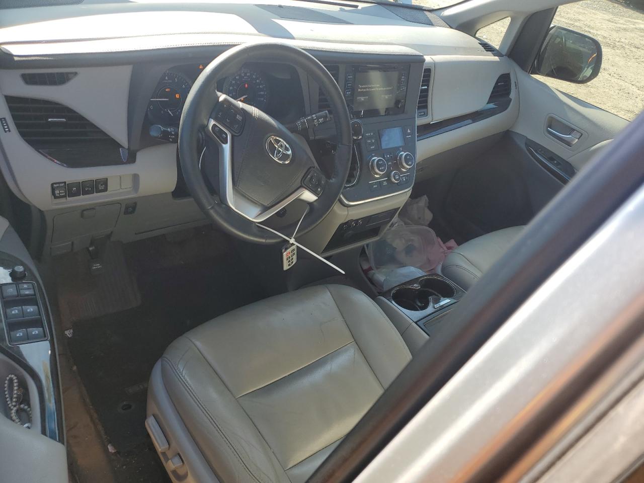 2015 Toyota Sienna - Image 8