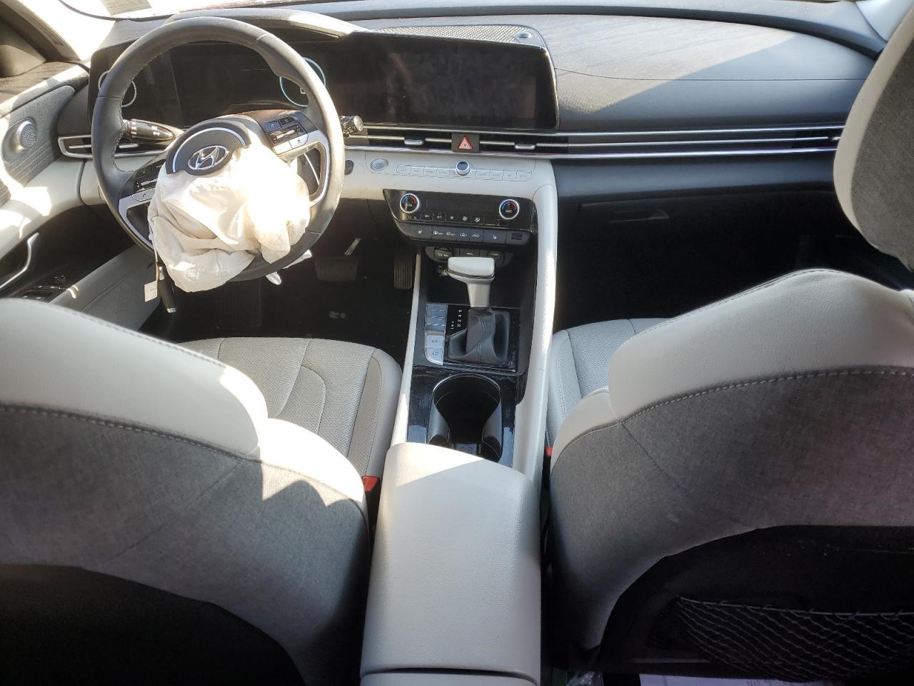 2021 Hyundai Elantra - Image 8