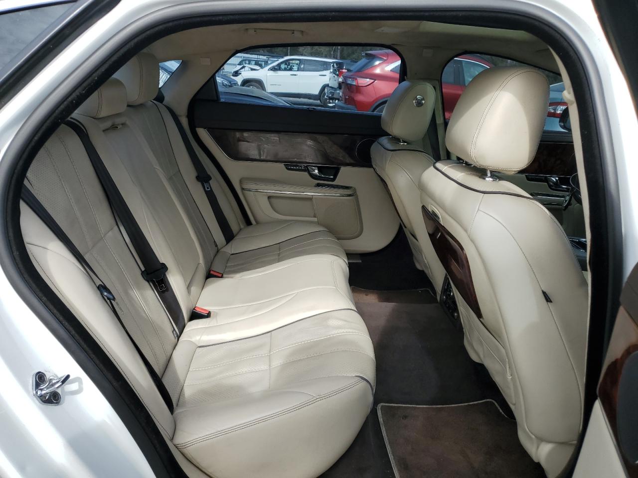 2011 Jaguar XJ - Image 10