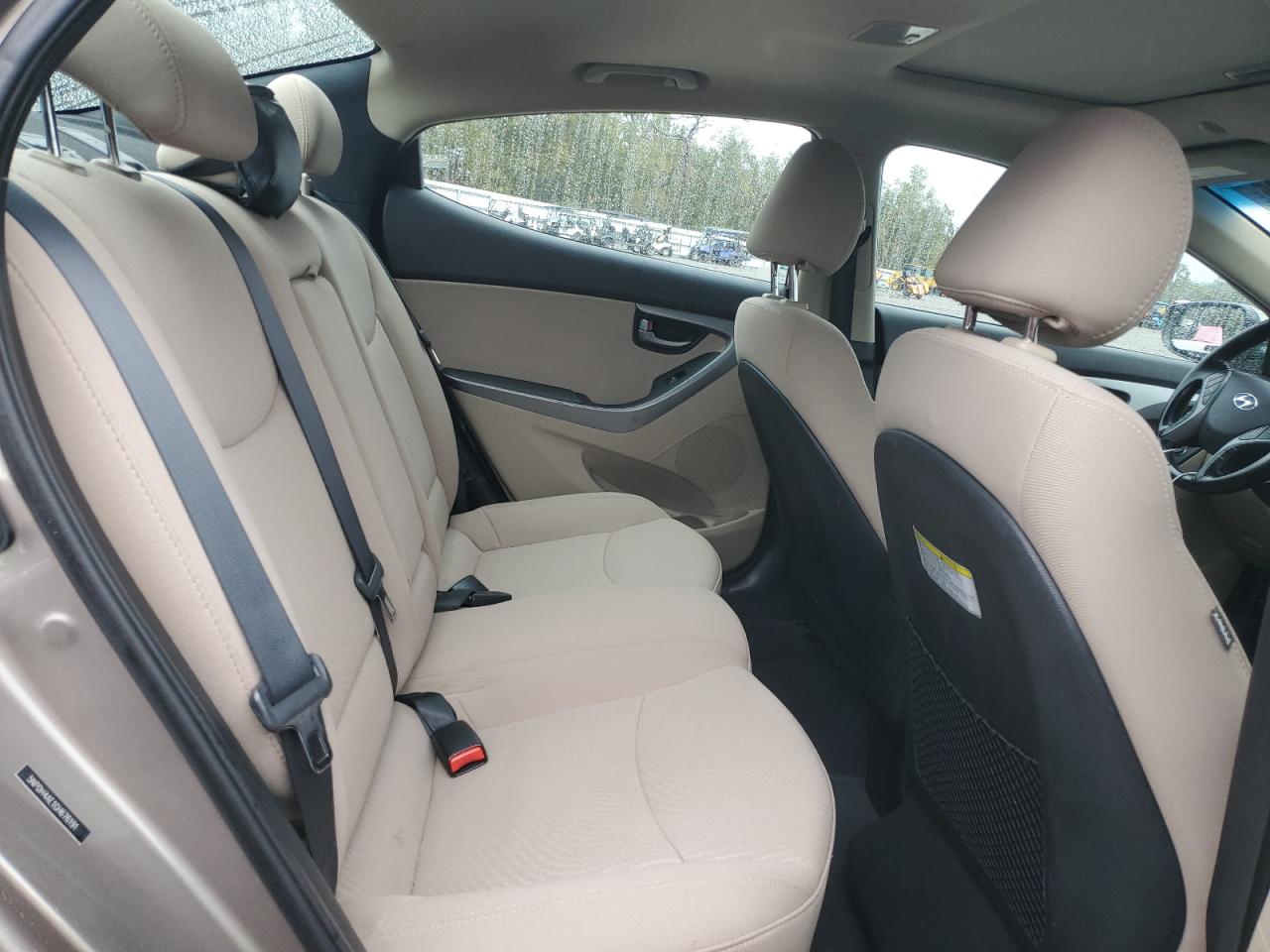 2016 Hyundai Elantra - Image 10