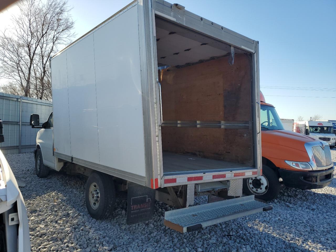 2015 GMC Savana - Image 2