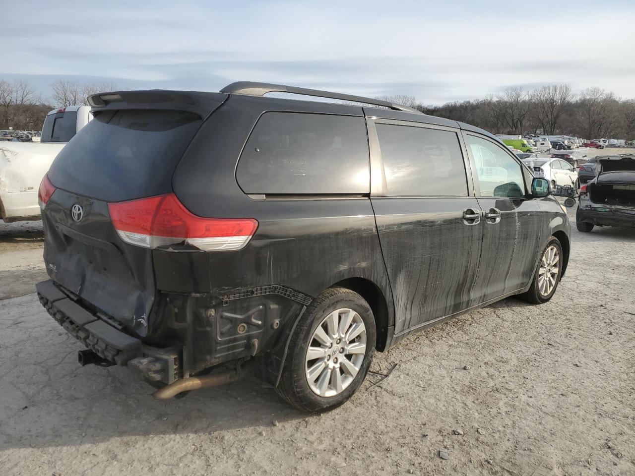 2011 Toyota Sienna - Image 3