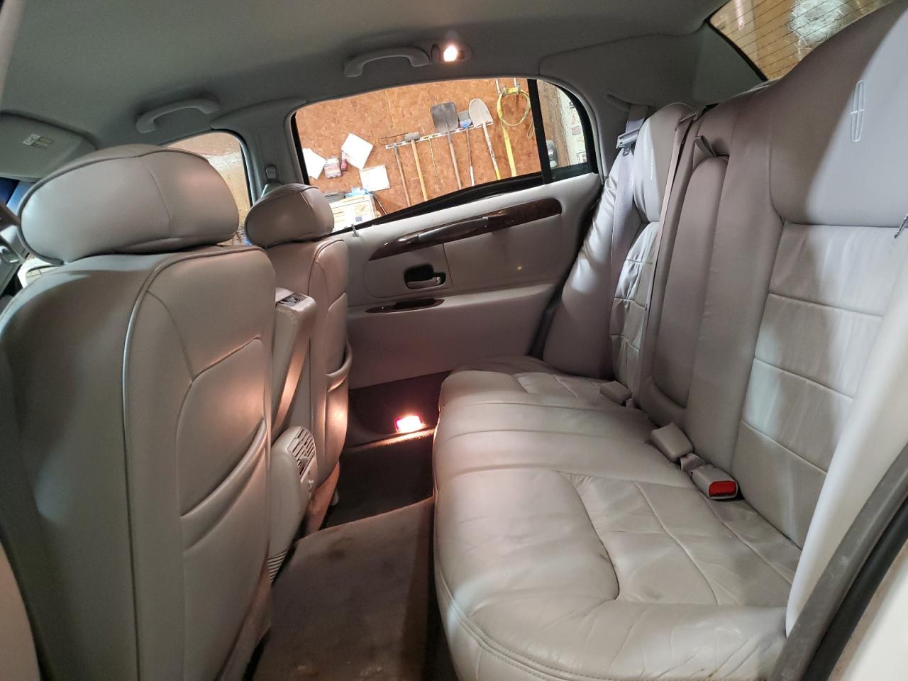 1998 Lincoln Town Car - Image 10
