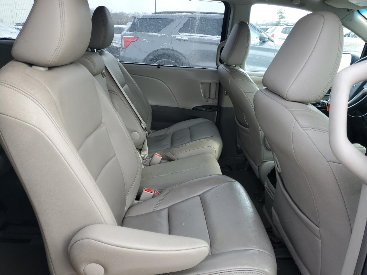2015 Toyota Sienna - Image 11