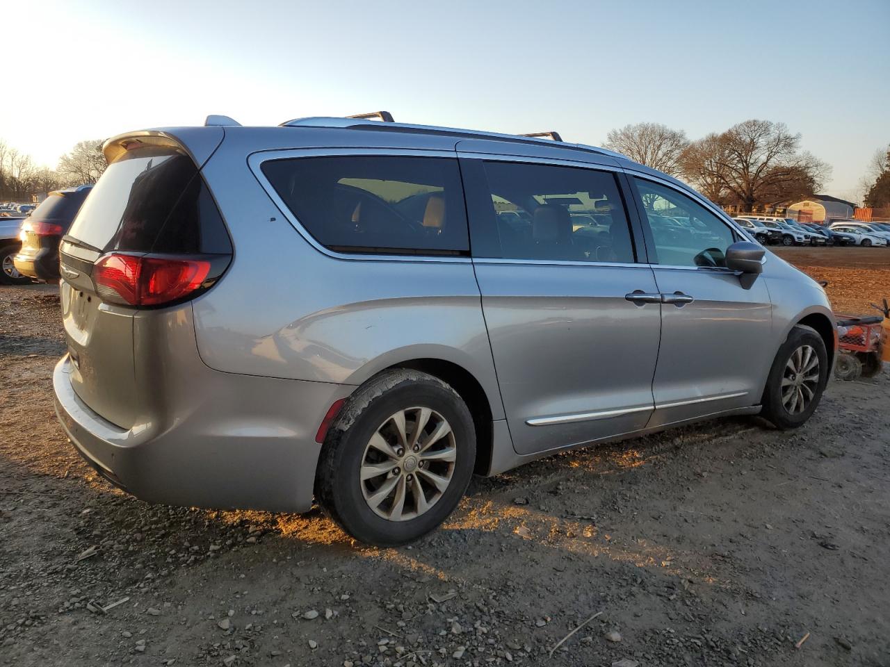 2019 Chrysler Pacifica Touring L VIN: 2C4RC1BG1KR561525 Lot: 42294175