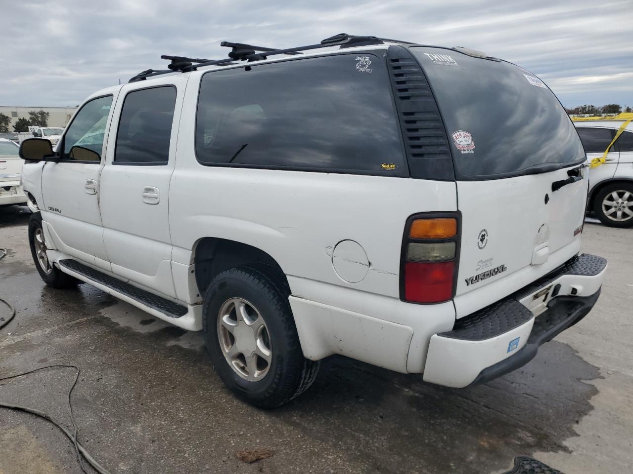 2004 GMC Yukon - Image 2