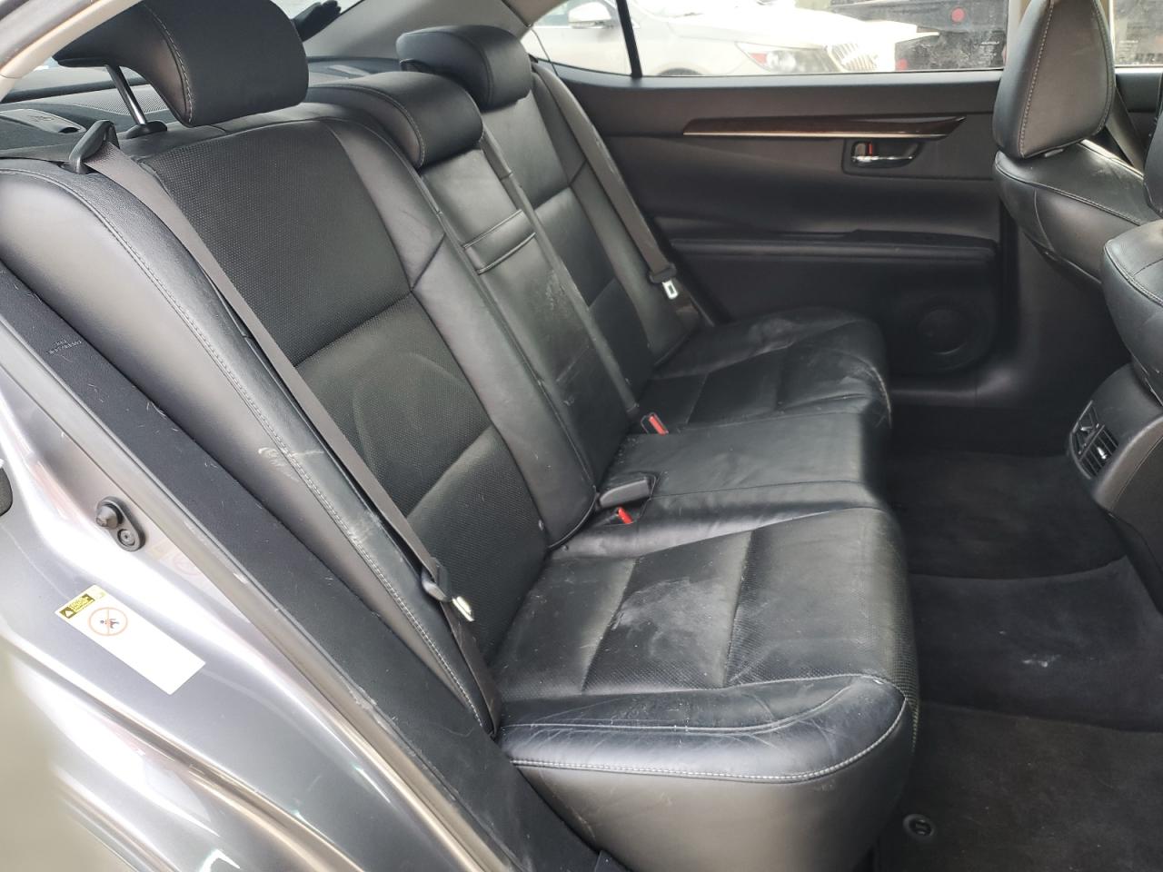 2015 Lexus ES - Image 10