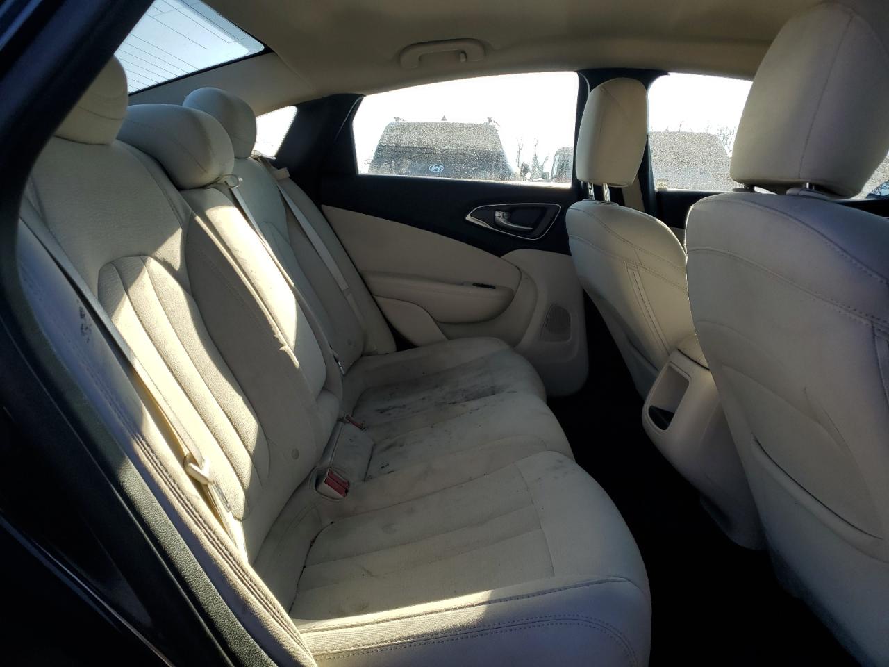 2016 Chrysler 200 - Image 10