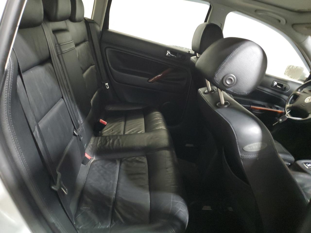 2002 Volkswagen Passat - Image 10