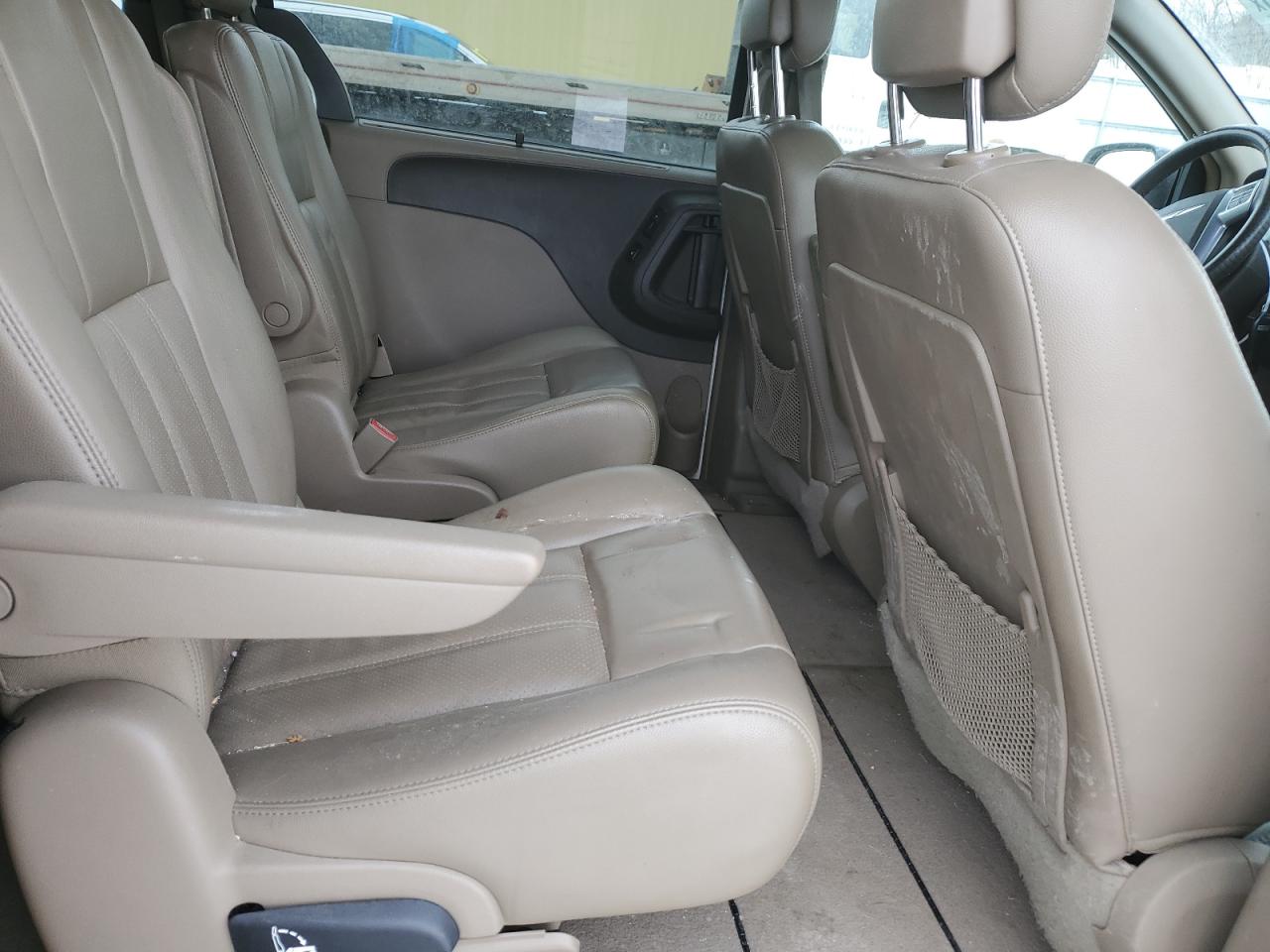 2011 Chrysler Town & Country - Image 11