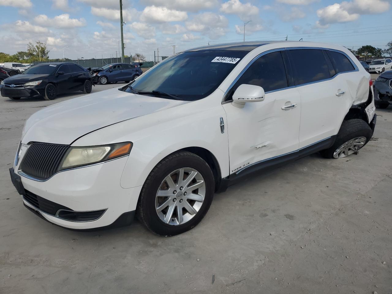 2014 Lincoln MKT - Image 1