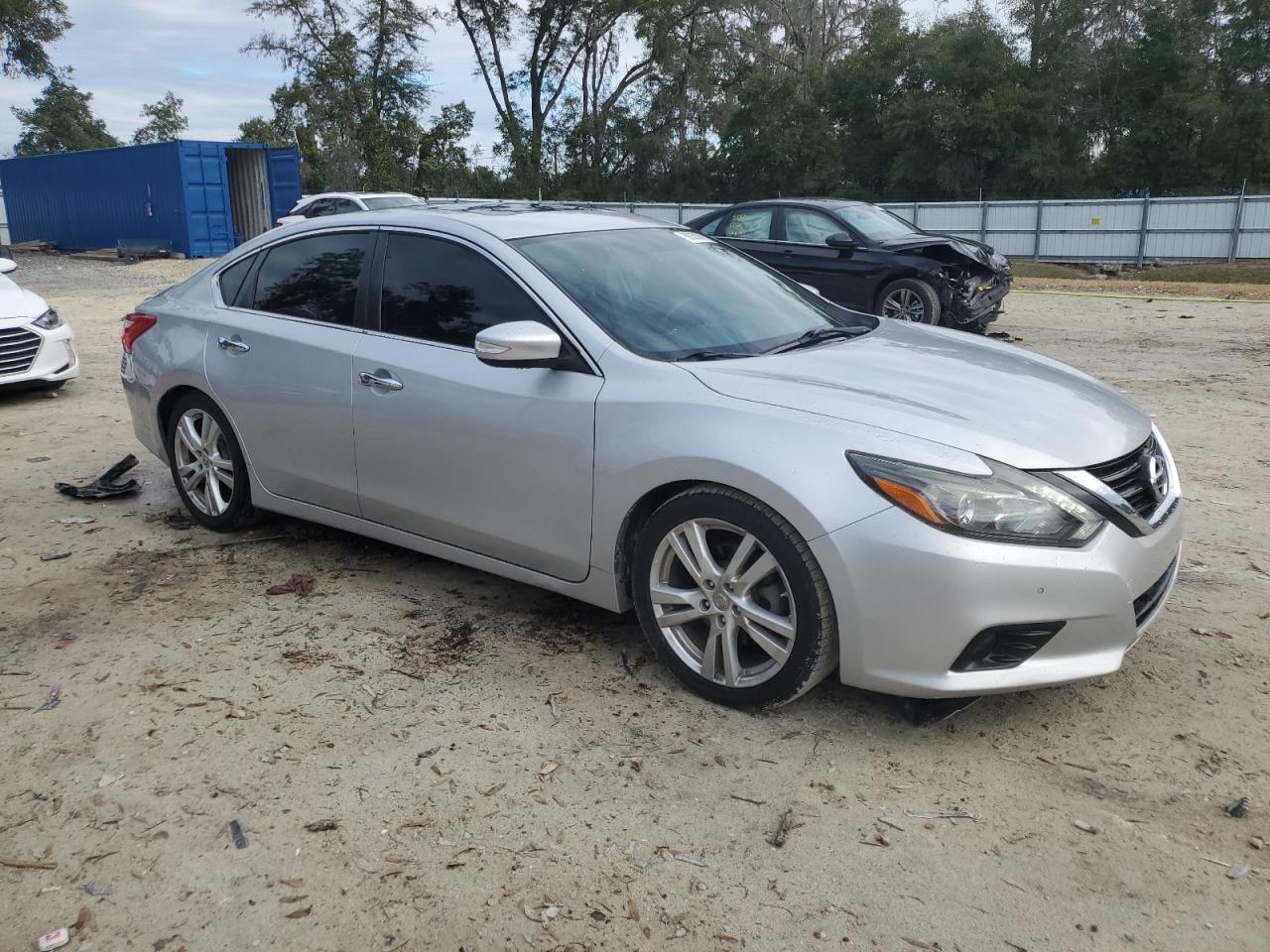 2017 Nissan Altima - Image 4