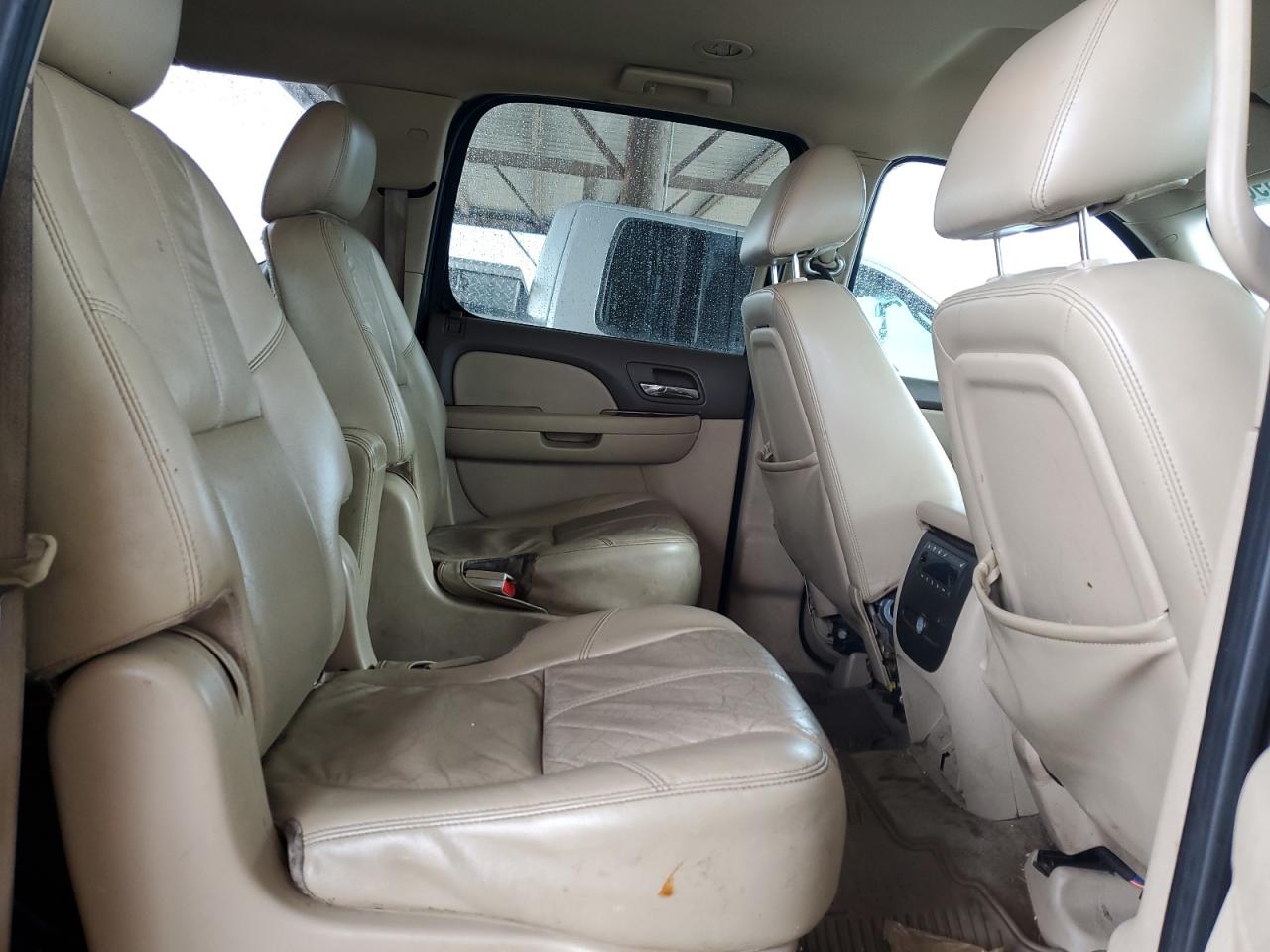 2011 Chevrolet Suburban - Image 11