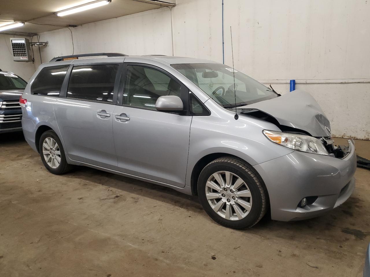 2014 Toyota Sienna - Image 4