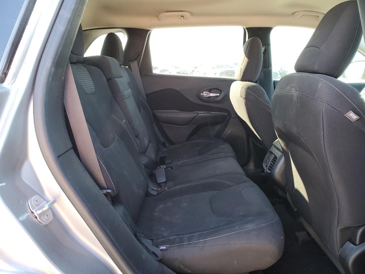 2016 Jeep Grand Cherokee - Image 11