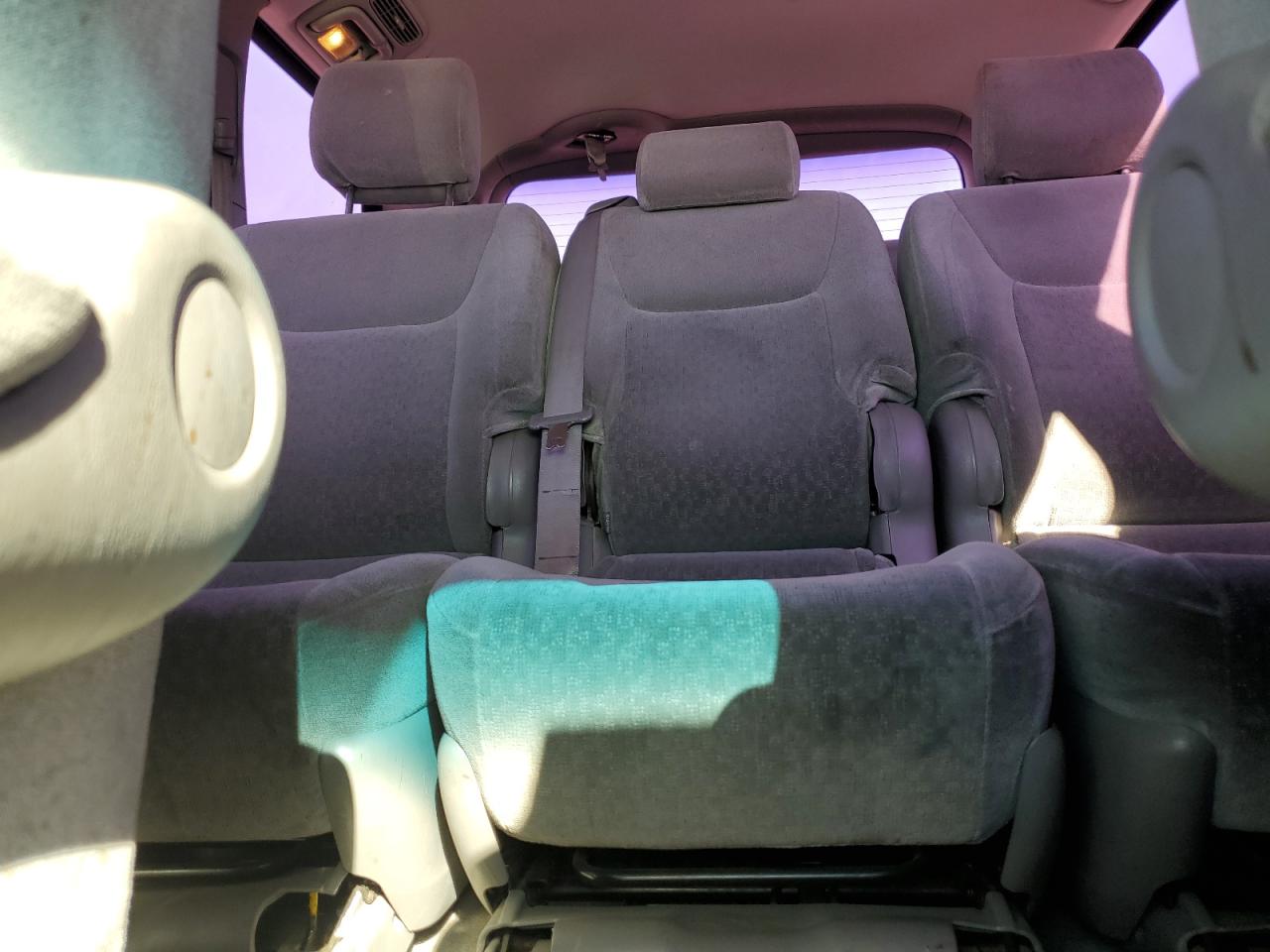 2004 Toyota Sienna - Image 10
