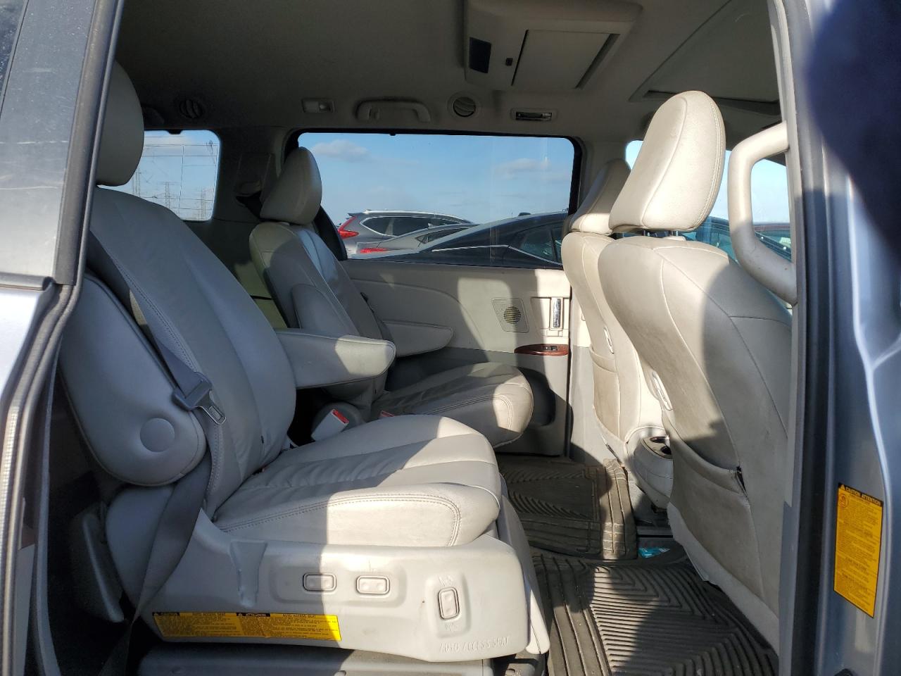 2011 Toyota Sienna - Image 11