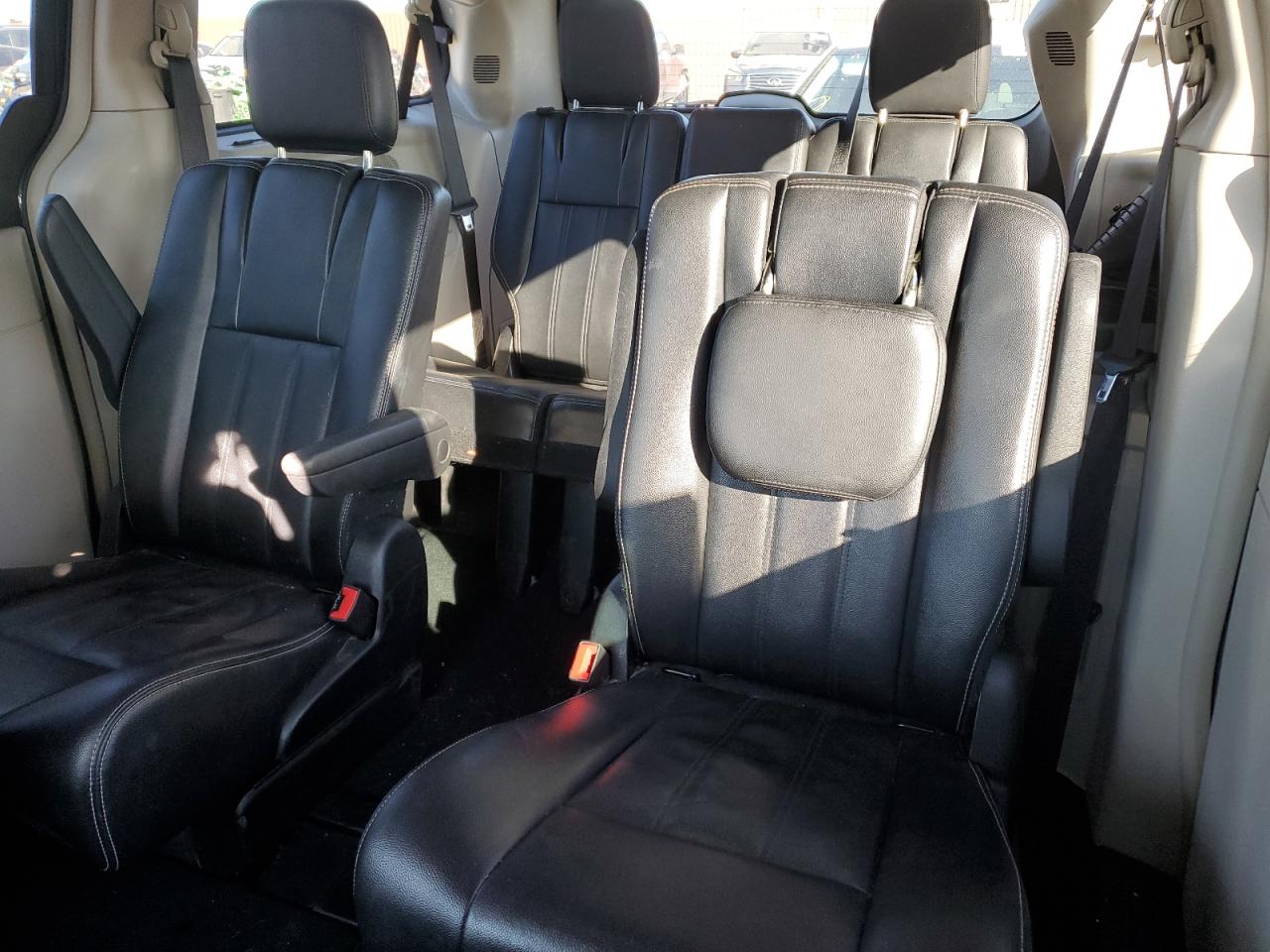 2014 Chrysler Town & Country - Image 10