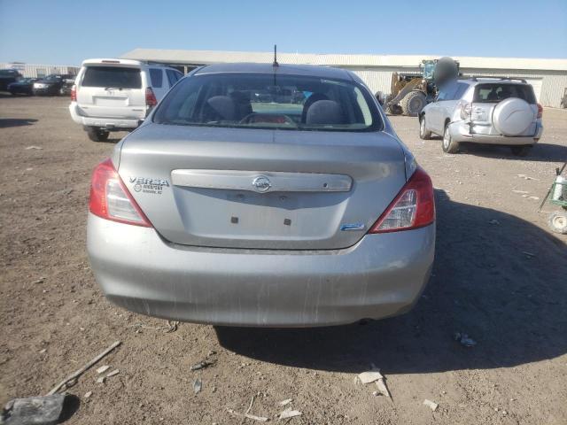 Седани NISSAN VERSA 2014 Сріблястий